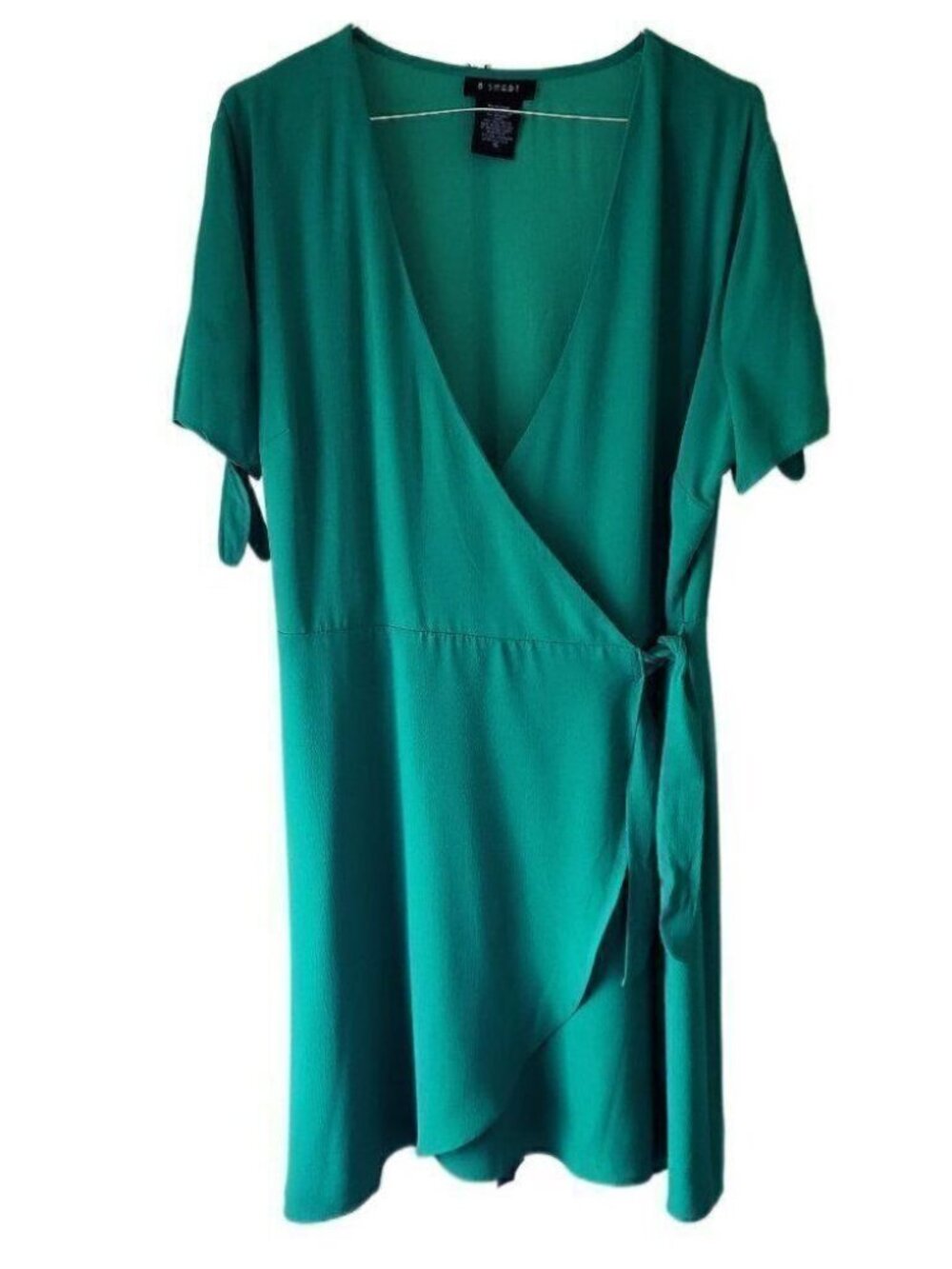 B. Smart Emerald Green Short Sleeve Wrap Dress
